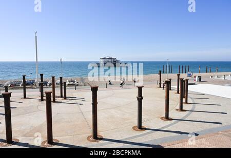 Brighton UK 5. April 2020 - Brighton Seafront und Strand an einem warmen sonnigen Tag mit Temperaturen, die während der Coronavirus COVID-19-Pandemie-Krise voraussichtlich zwanzig Grad in London erreichen werden. Gesundheitsminister Matt Hancock hat heute gesagt, dass sie die Regeln für die Ausübung möglicherweise überarbeiten müssen, da zu viele Menschen die Richtlinien ignorieren. Kredit: Simon Dack / Alamy Live News Stockfoto