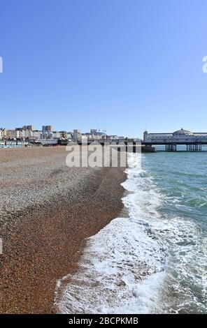 Brighton UK 5. April 2020 - der Strand von Brighton ist an einem warmen sonnigen Tag in einigen Gegenden ruhig, wobei die Temperaturen während der Coronavirus COVID-19-Pandemiekrise voraussichtlich zwanzig Grad in London erreichen werden. Gesundheitsminister Matt Hancock hat heute gesagt, dass sie die Regeln für die Ausübung möglicherweise überarbeiten müssen, da zu viele Menschen die Richtlinien ignorieren. Kredit: Simon Dack / Alamy Live News Stockfoto