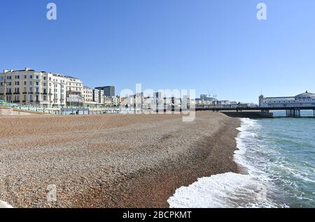 Brighton UK 5. April 2020 - der Strand von Brighton ist an einem warmen sonnigen Tag in einigen Gegenden ruhig, wobei die Temperaturen während der Coronavirus COVID-19-Pandemiekrise voraussichtlich zwanzig Grad in London erreichen werden. Gesundheitsminister Matt Hancock hat heute gesagt, dass sie die Regeln für die Ausübung möglicherweise überarbeiten müssen, da zu viele Menschen die Richtlinien ignorieren. Kredit: Simon Dack / Alamy Live News Stockfoto