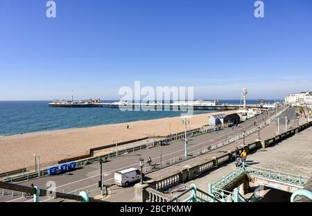 Brighton UK 5. April 2020 - Brighton Seafront und Strand sehen an einem warmen sonnigen Tag ruhig aus, mit Temperaturen, die während der Coronavirus COVID-19-Pandemiekrise voraussichtlich zwanzig Grad in London erreichen werden. Gesundheitsminister Matt Hancock hat heute gesagt, dass sie die Regeln für die Ausübung möglicherweise überarbeiten müssen, da zu viele Menschen die Richtlinien ignorieren. Kredit: Simon Dack / Alamy Live News Stockfoto