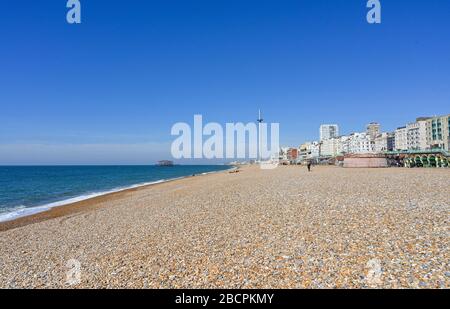 Brighton UK 5. April 2020 - der Strand von Brighton ist an einem warmen sonnigen Tag in einigen Gegenden ruhig, wobei die Temperaturen während der Coronavirus COVID-19-Pandemiekrise voraussichtlich zwanzig Grad in London erreichen werden. Gesundheitsminister Matt Hancock hat heute gesagt, dass sie die Regeln für die Ausübung möglicherweise überarbeiten müssen, da zu viele Menschen die Richtlinien ignorieren. Kredit: Simon Dack / Alamy Live News Stockfoto