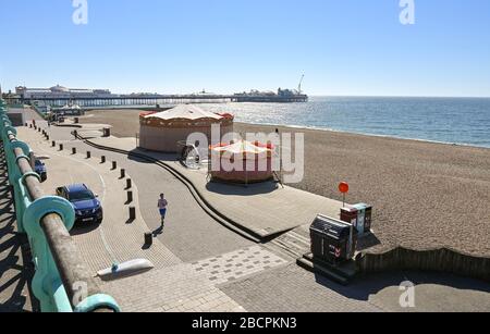 Brighton UK 5. April 2020 - Brighton Seafront und Strand an einem warmen sonnigen Tag mit Temperaturen, die während der Coronavirus COVID-19-Pandemie-Krise voraussichtlich zwanzig Grad in London erreichen werden. Gesundheitsminister Matt Hancock hat heute gesagt, dass sie die Regeln für die Ausübung möglicherweise überarbeiten müssen, da zu viele Menschen die Richtlinien ignorieren. Kredit: Simon Dack / Alamy Live News Stockfoto