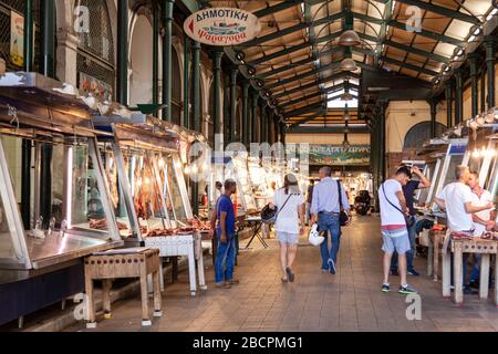 Griechenland, Athen: Der öffentliche Marktplatz von Athen befindet sich seit dem Jahr 1886 nonstop im Geschäft. Es besteht aus einem Fischmarkt, einem Gemüsemarkt und einem Fleischmarkt Stockfoto