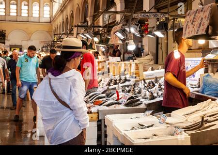 Griechenland, Athen: Der öffentliche Marktplatz von Athen befindet sich seit dem Jahr 1886 nonstop im Geschäft. Es besteht aus einem Fischmarkt, einem Gemüsemarkt und einem Fleischmarkt Stockfoto