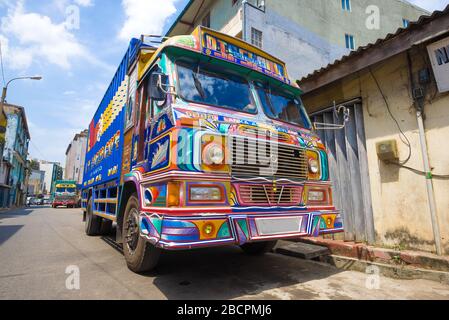 COLOMBO, SRI LANKA - 23. FEBRUAR 2020: Truck Lanka Ashok Leyland Sonnentag in der Nähe Stockfoto