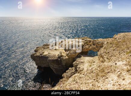 Draufsicht auf den Krokodilfelsen am Kap Tarhankut. Weißes Steilufer und das dunkle Meer. Die lakonische Natur der westlichen Krim Stockfoto