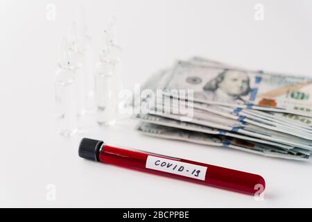 Reagenzgläser mit Blutproben, Impfstoff und Geldscheine auf weißem Hintergrund isoliert. Wie viel Analyse auf Coronavirus Kosten. Preis für Impfstoffe Stockfoto