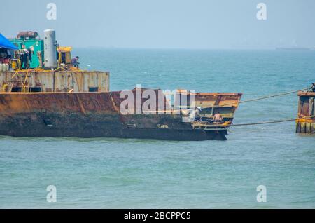 Indien, North Goa, 2012 - Schiffswracks von MV River Princess und Schiffsbrecher bei der Arbeit. Stockfoto