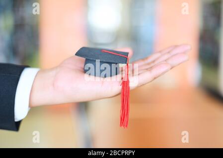 Graduierung Bildung Business Studienkonzept / Business man oder Student mit Abschlusskappe am Tag der Graduierung gratulierte den Absolventen in Uni Stockfoto