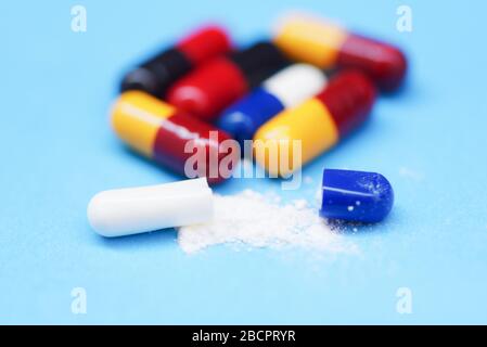 Viele bunte verschiedene Medikamente Kapsel Medikamente Konzept / Kapsel Pille Stockfoto