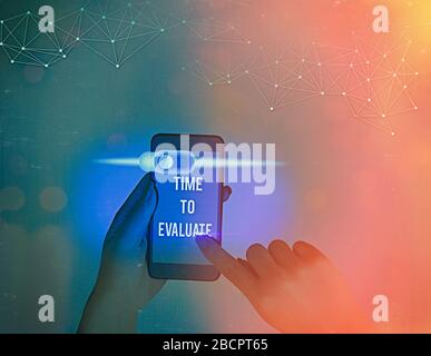 Schreiben Hinweis zeigt Zeit zu bewerten. Business Konzept für Richter etwas in Bezug auf ihren Wert oder Bedeutung Stockfoto