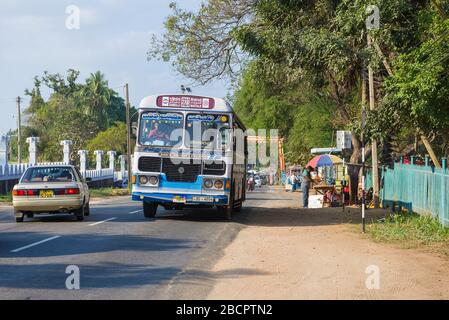 ANURADHAPURA, SRI LANKA - 08. FEBRUAR 2020: Fernbus 'Matale-Dambulla' an der Stadtstraße Stockfoto