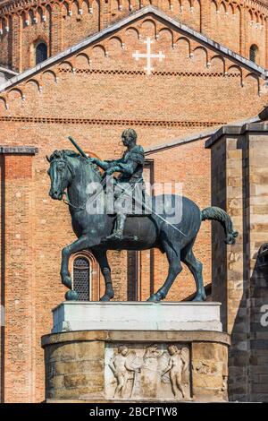 Die Reiterstatue von Gattamelata ist eine Skulptur des italienischen Frührenaissancekünstlers Donatello aus dem Jahr 1453 auf der Piazza del Santo in Stockfoto