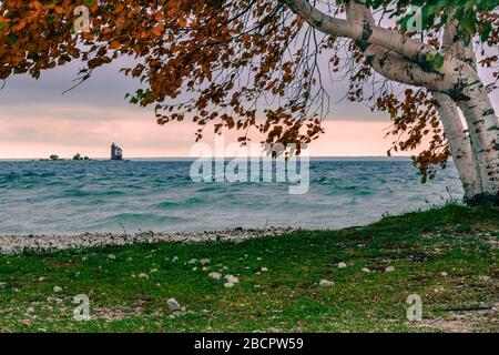 Blick unter einer Birke auf Round Island Lighthouse von Mackinac Island Stockfoto