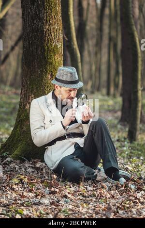 Der Mensch betrachtet die Blume genau Stockfoto