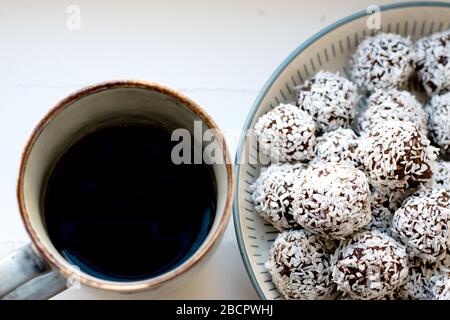 Tasse schwarzen Kaffees und ein Teller voller hausgemachter Rohschokolade, ein klassisches, backenes Gebäck in Schweden und Dänemark Stockfoto