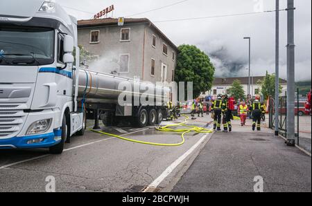 Trainingsübung, die einen schweren Verkehrsunfall simuliert Stockfoto