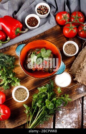 Dolma gefüllt mit Traubenblättern mit Reis und Fleisch. Die Ansicht von oben. Dunkler Holzhintergrund. Stockfoto