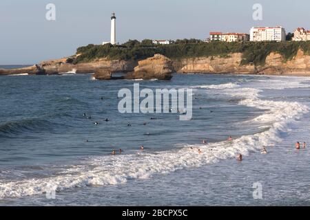 Badegäste genießen die Grande Plage in Biarritz und die Roche-Ronde unterhalb der Klippen Stockfoto