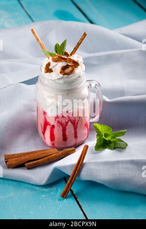 Karamell und Schokolade verwöhnen extreme Milchshakes mit Schokoladenkuchen, Plätzchen, Marshmallows und Süßigkeiten. Verrückte Tendenz zum Verwackeln von Lebensmitteln. Stockfoto