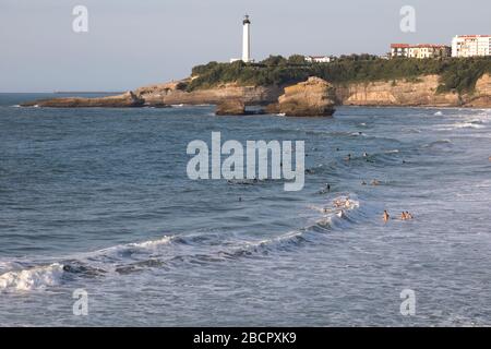 Badegäste genießen die Grande Plage in Biarritz und die Roche-Ronde unterhalb der Klippen Stockfoto