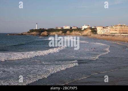 Badegäste genießen die Grande Plage in Biarritz und die Roche-Ronde unterhalb der Klippen Stockfoto