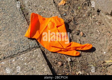 Gesundheitlicher Schutzhandschuh/Handschuhe aus Latex oder Vinyl, die als Abfall auf der Straße entsorgt wurden, vermutlich von einer Person, die sich Sorgen um das Coronavirus COVID-19 macht. Das fallen dieser Handschuhe ist ein neues Phänomen und ist ziemlich weit verbreitet. Twickenham. GROSSBRITANNIEN. Einzelne Handschuhe werden oft einige Meter von ihrem Partner entfernt entsorgt, da der litterer beim fallen der Handschuhe laufen muss. (116) Stockfoto