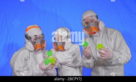 Familie von Ärzten Wissenschaftler Gesundheit Arbeiter in Atemschutzgeräten. Mama Papa und Tochter Porträt, tragen Schutz medizinische Maske. Coronavirus-Pandemie Kovid 19. Stockfoto