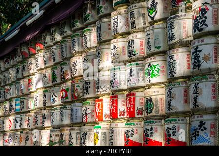 Tokio, Japan: 23. Oktober 2019: Meiji Jingu-Schrein in Shibuya. Fässer von gespendetem Sake in Stroh verpackt. Stockfoto