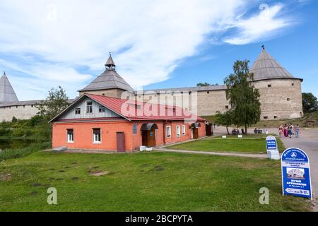 STARAYA LADOGA, RUSSLAND-CIRCA Jun, 2018: Verwaltungshaus und Ticketschalter befinden sich auf dem Gebiet der alten Ladoga-Festung. Es ist historisch-architektonisch und Stockfoto