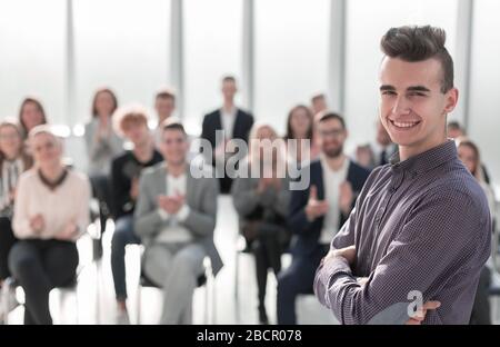Rückansicht. Junger Sprecher erstellt einen Bericht für die Arbeitsgruppe Stockfoto