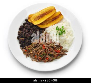 Traditionelles venezolanisches Gericht namens Pabellon Criollo isoliert auf weißem Hintergrund Stockfoto