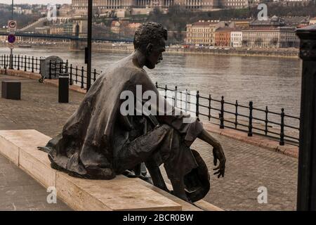 Ungarn, Budapest - Statue des Dichters Jozsef Attila neben dem ungarischen Parlamentsgebäude Stockfoto