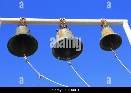 Glocken außerhalb einer griechischen orthodoxen Kirche. Stockfoto