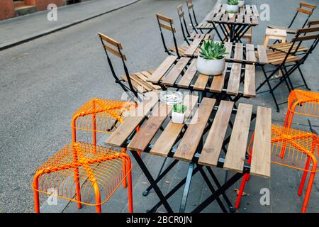 Leere Restaurantterrasse mit Tischen und Stühlen in Budapest, Ungarn Stockfoto