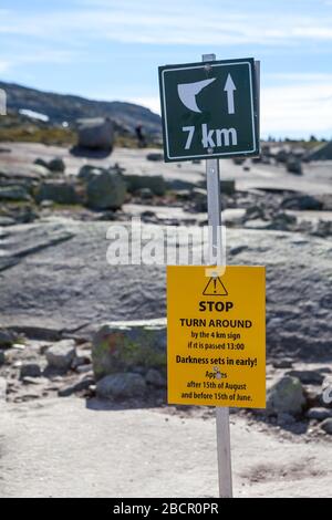 SKJEGGEDAL, NORWAY-CIRCA JUL, 2018: Wegweiser zeigt den Rest des Weges zur natürlichen Attraktion Trolltunga mit Halt und Abbiegung. Der berühmte Touri Stockfoto