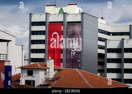 Türkische Flagge in Ankara und Porträt von Mustafa Kemal Atatürk Stockfoto