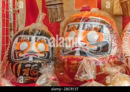 tokio, japan - 02. märz 2020: Riesige bodhidharma daruma Papier-mâché-Puppen mit Glück Kanji in einer transparenten Plastiktüte geschrieben Stockfoto