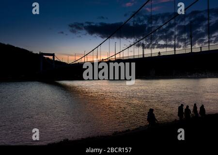 Ungarn, Budapest - die Elisabeth-Brücke (Erzsébet híd) ist die dritte neuste Brücke von Budapest, Ungarn, die Buda und Pest über die Donau verbindet. Stockfoto