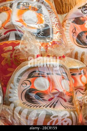 tokio, japan - 02. märz 2020: Riesige bodhidharma daruma Papier-mâché-Puppen mit Glück Kanji in einer transparenten Plastiktüte geschrieben Stockfoto