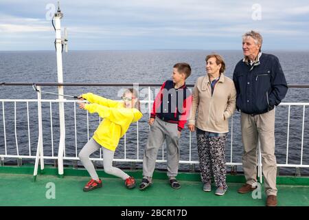 Vier Personen Familie, die selfie mit Stock nimmt, eine Fahrt mit der Fähre, Großeltern mit Enkeln Stockfoto