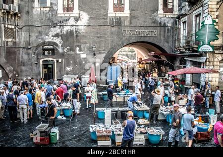 Catania, Italien - 29. Juli 2013: Alter Fischmarkt von Catania auf dem überfüllten Platz Alonzo di Benedetto, Sizilien Stockfoto