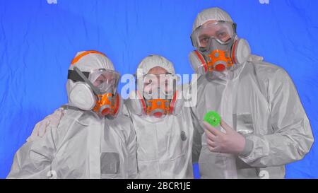 Familie von Ärzten Wissenschaftler Gesundheit Arbeiter in Atemschutzgeräten. Mama Papa und Tochter Porträt, tragen Schutz medizinische Maske. Coronavirus-Pandemie Kovid 19. Stockfoto