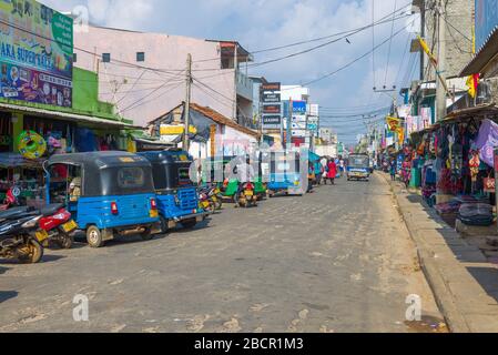 TRINCOMALI, SRI LANKA - 11. FEBRUAR 2020: Auf einer Straße in der Stadt Stockfoto