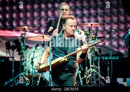 Der amerikanische Sänger und Komponist Bruce Springsteen spielte zusammen mit der E-Street-Band für die "The River Tour" im Mailänder San Siro Stadium Stockfoto