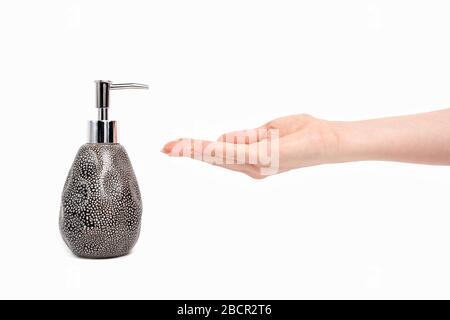 Handdesinfektionsmittel für Frauen - Thema zur Vorbeugung gegen Schweinegrippe - auf weißem Hintergrund mit Kopierraum. Covid19. Coronavirus Stockfoto