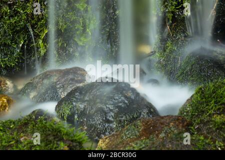 Dynamischer kleiner Wasserfall in den österreichischen alpen Stockfoto