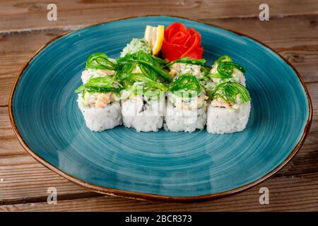 Brötchen, Wasabi, Sojasoße, Ingwer auf dem Tisch, Avocado. Die Ansicht von oben. Stockfoto