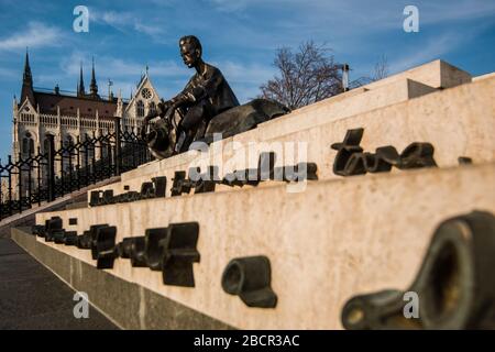 Ungarn, Budapest - Statue des Dichters Jozsef Attila neben dem ungarischen Parlamentsgebäude Stockfoto