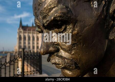 Ungarn, Budapest - Statue des Dichters Jozsef Attila neben dem ungarischen Parlamentsgebäude Stockfoto